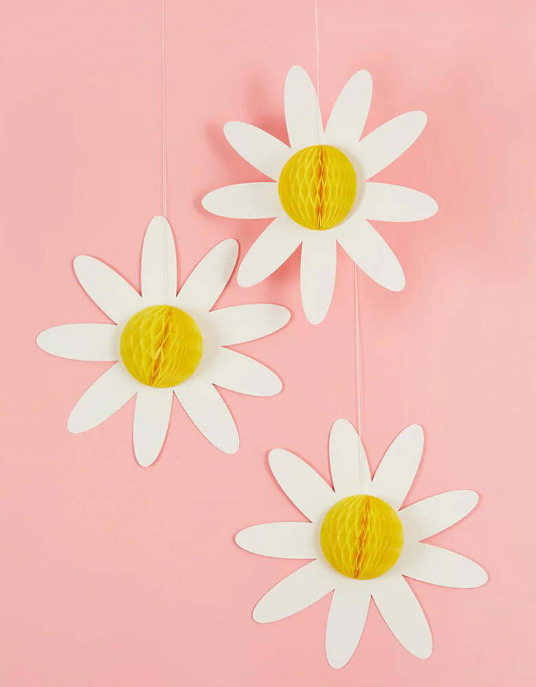 Momo Party's 13" Daisy Honeycombs by Hooty Balloo. Comes in a set of 3 honeycombs, the perfect honeycomb decorations for any birthday, bbq or mother's day celebration! Take any celebration from basic to breathtaking with these versatile honeycomb decorations!