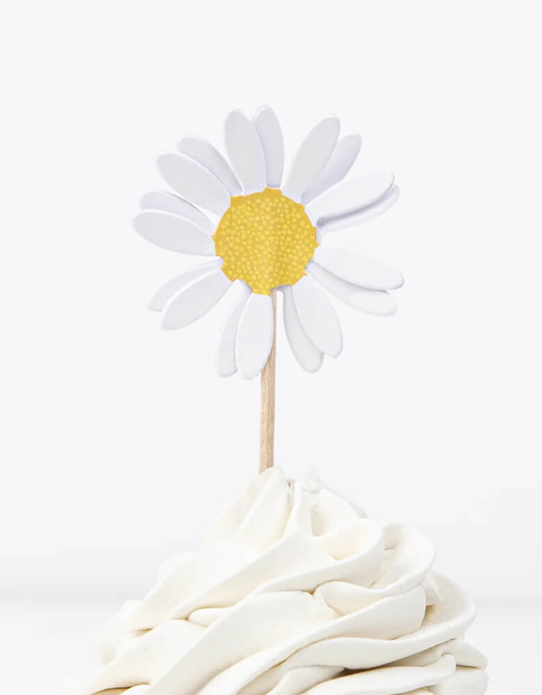 Momo Party's flower garden cupcake kit which features beautiful hand crafted flowers toppers and striped cupcake cases, this gorgeous cupcake kit is a perfect addition to your spring inspired celebration or garden, floral themed birthday party.