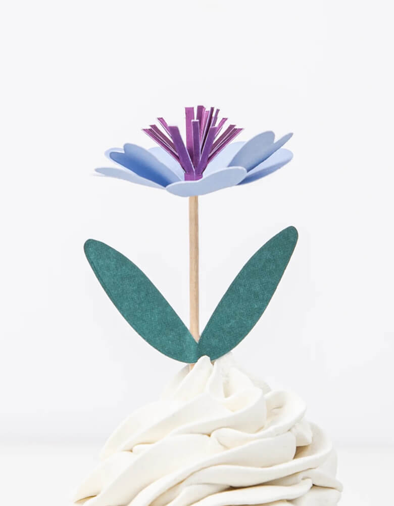 Momo Party's flower garden cupcake kit which features beautiful hand crafted flowers toppers and striped cupcake cases, this gorgeous cupcake kit is a perfect addition to your spring inspired celebration or garden, floral themed birthday party.