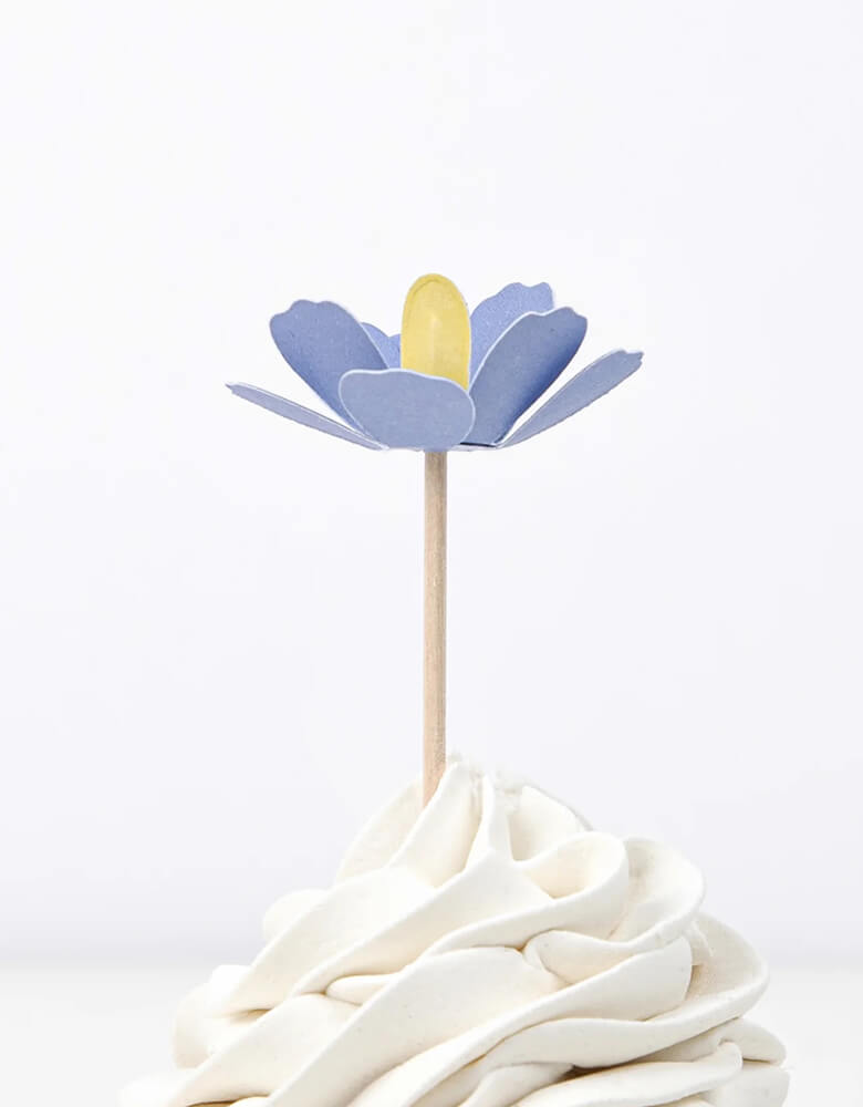 Momo Party's flower garden cupcake kit which features beautiful hand crafted flowers toppers and striped cupcake cases, this gorgeous cupcake kit is a perfect addition to your spring inspired celebration or garden, floral themed birthday party.