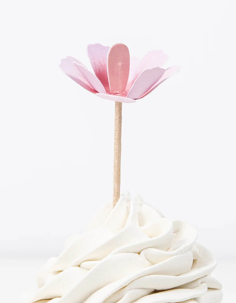 Momo Party's flower garden cupcake kit which features beautiful hand crafted flowers toppers and striped cupcake cases, this gorgeous cupcake kit is a perfect addition to your spring inspired celebration or garden, floral themed birthday party.