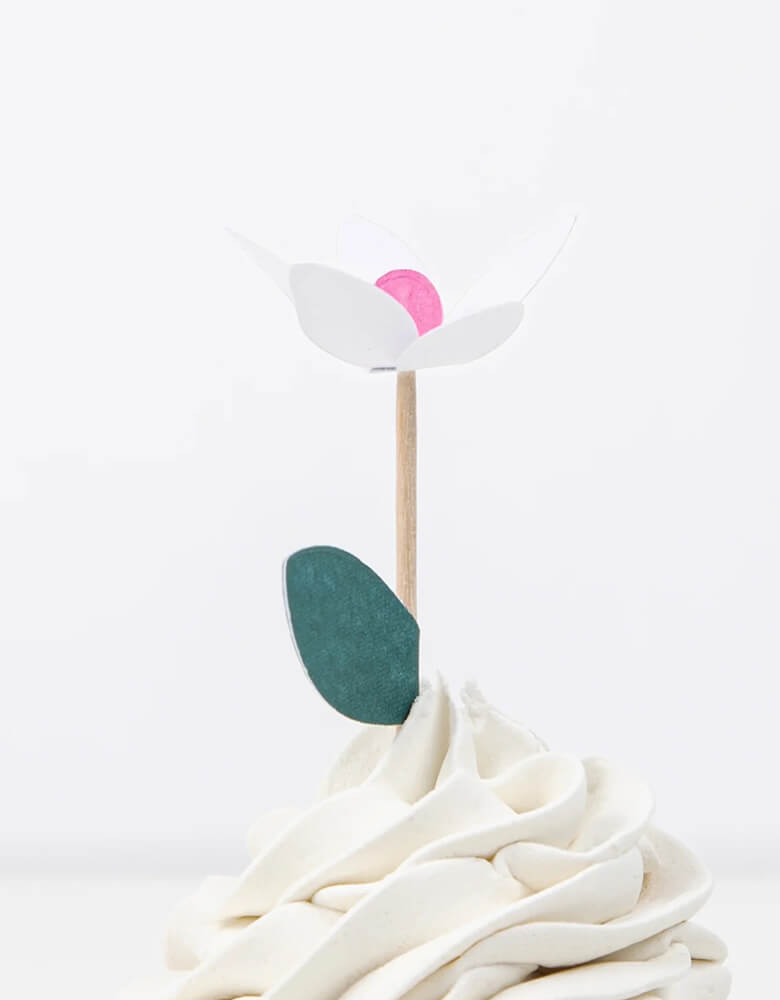 Momo Party's flower garden cupcake kit which features beautiful hand crafted flowers toppers and striped cupcake cases, this gorgeous cupcake kit is a perfect addition to your spring inspired celebration or garden, floral themed birthday party.