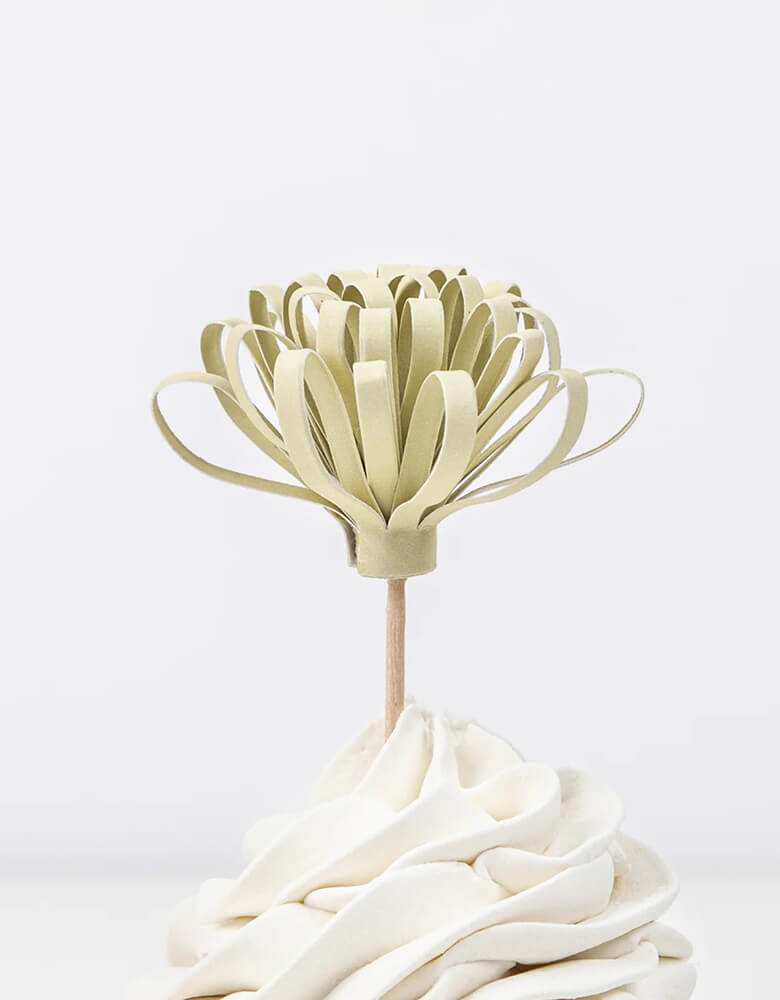 Momo Party's flower garden cupcake kit which features beautiful hand crafted flowers toppers and striped cupcake cases, this gorgeous cupcake kit is a perfect addition to your spring inspired celebration or garden, floral themed birthday party.