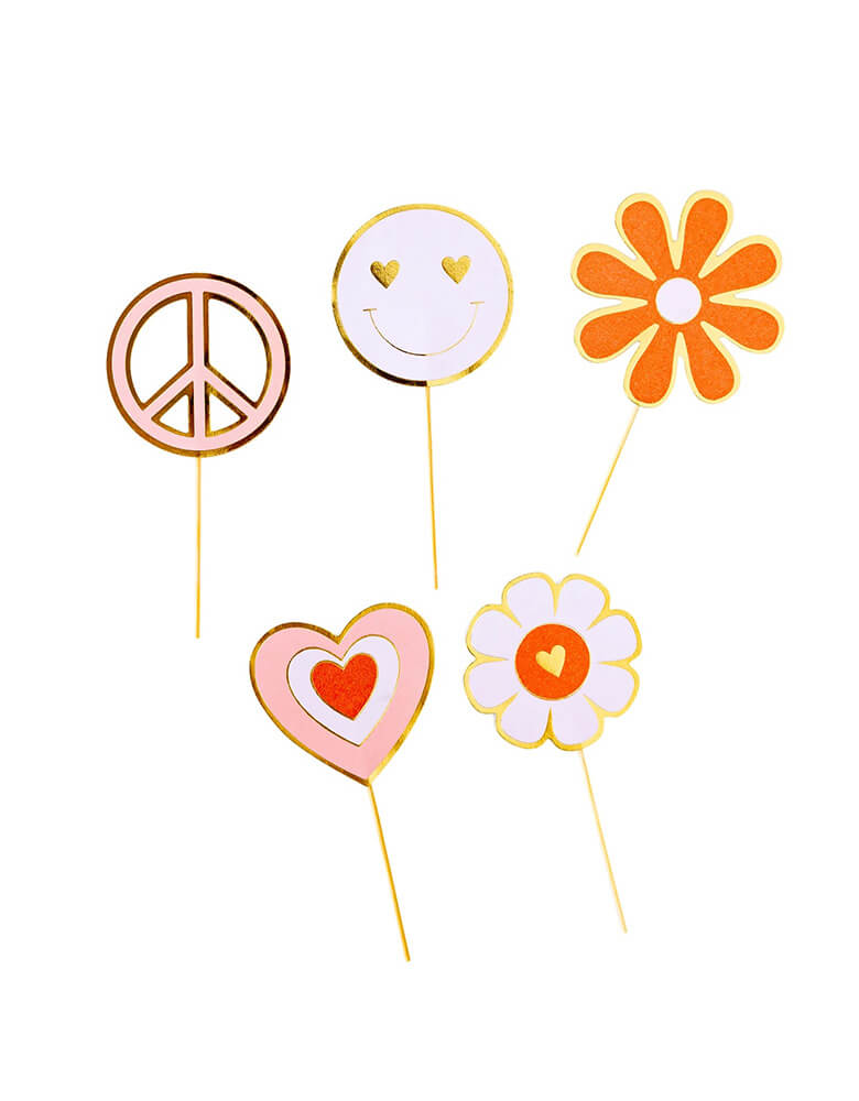 Momo Party's Occasions by Shakira - Love Baking Cups with Toppers by My Mind's Eye. Featuring retro designs, smile faces, flowers, and heart picks - it's never been easier to add a hint of sweetness to your desserts. Bake with love and style, this set is perfect for an on-trend groovy retro themed Valentine's party!