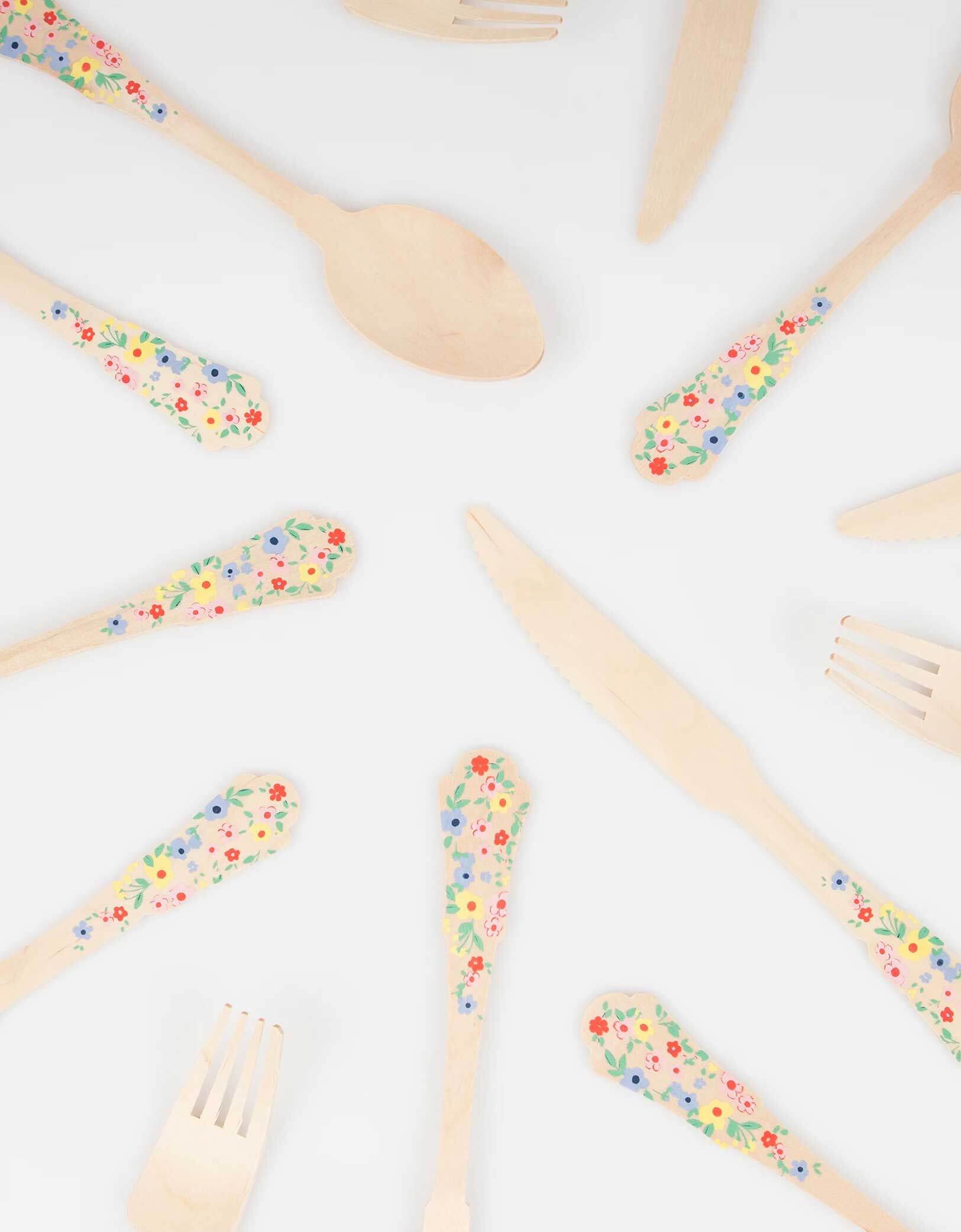 Momo Party's Elegant Floral Wooden Cutlery Set by Meri Meri. Comes in a set of 24, made of eco- friendly birchwood with sculpted handles, they are 100% biodegradable. This set features colorful floral handles for a fresh, summery look. Perfect for a garden party, Mother's Day celebration for a girl's tea party birthday celebration.