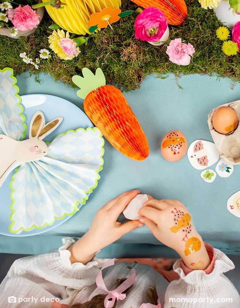 A beautiful Easter table decorated with lots of spring flowers and honeycomb carrot and Easter egg decorations as centerpiece, with Momo Party's 5 x 6.3" bunny napkins by Party Deco, it makes a great inspiration for an adorable kid's Easter tableset.