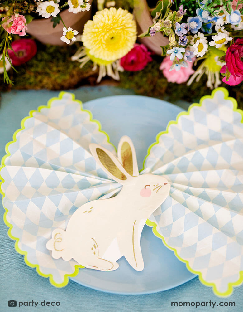 Momo Party's 5 x 6.3" bunny shaped napkins by Party Deco, come in a set of 20, these napkins with gold foil accent are prefect for your Easter brunch table.