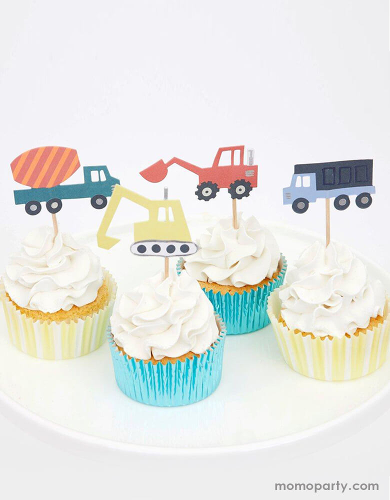 Cupcakes with Meri Meri Construction Cupcake topper and cases. This amazing cupcake kit is perfect to create tasty treats for kids who are crazy about construction vehicles. The kit includes 24 toppers with 4 designs of construction vehicles, with lots of shiny silver holographic foil, and 24 cases with yellow stripes and green shimmer. Modern party supplies for a construction birthday party, dig in party, truck party, all any vehicle lovers