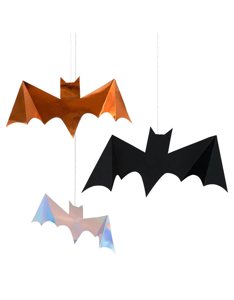 Meri Meri Halloween Foil Hanging Bats in black, silver and chrome orange. Comes with 8 bats in 3 different sizes, these Halloween bat decorations are perfect for your Halloween party, trick or treat celebration for spooky effect.