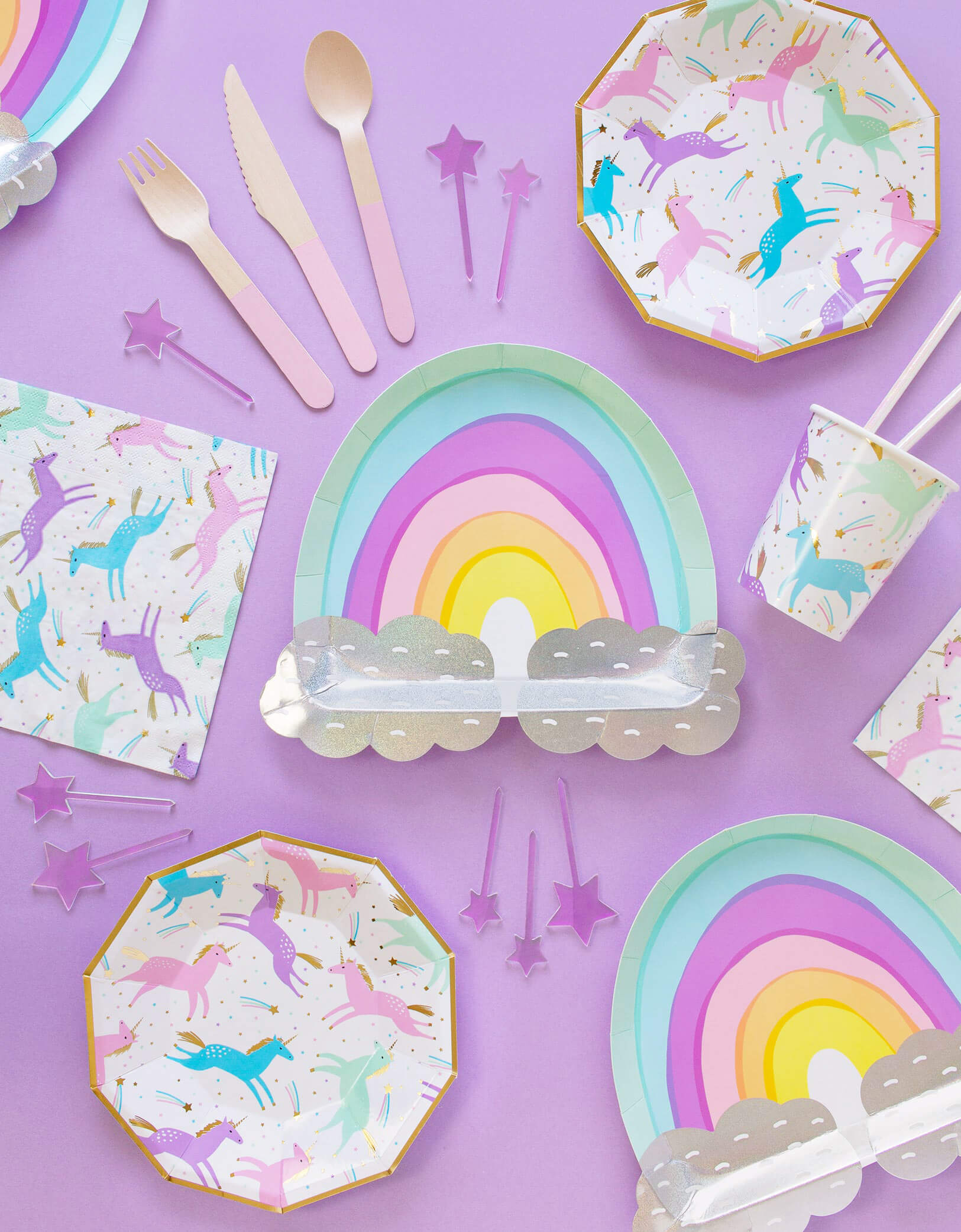 party in a box of kids unicorn theme birthday with unicorn plates, rainbow plates, unicorn cups and napkins. Party supplies box list of Pro unicorn box
