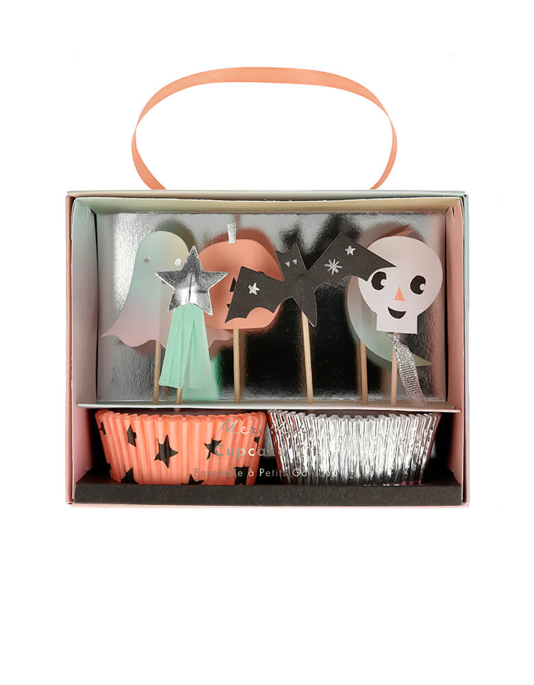 Meri meri 217207 Pastel Halloween Cupcake Kit. Presented in a box with silver foil detail and a neon orange ribbon handle. This cupcake kit is perfect to create the most amazing Halloween treats. It features 6 terrific designs of toppers (with four of each) - skulls, bats, stars, pumpkins, ghosts and a crescent moon and 2 designs of coordinating cupcakes cases.
