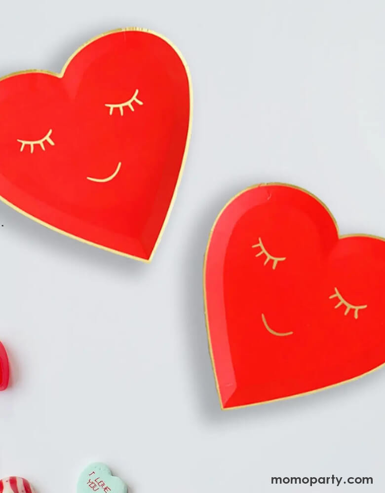 Momo Party's 7" red blushing heart shaped plates. Come in a set of 8 plates, these red heart shaped plates have a smiling face on them in gold foil accent, they are perfect for a kid's oriented Valentine's Day celebration.