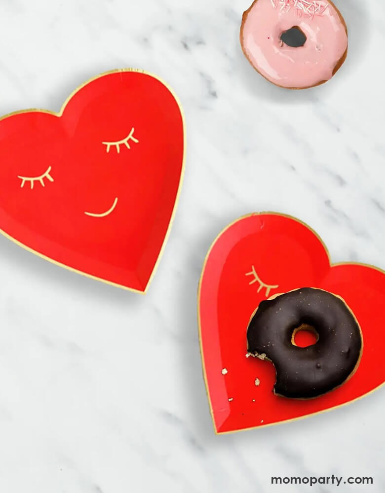 Momo Party's 7" red blushing heart shaped plates. Come in a set of 8 plates, these red heart shaped plates have a smiling face on them in gold foil accent, they are perfect for a kid's oriented Valentine's Day celebration.