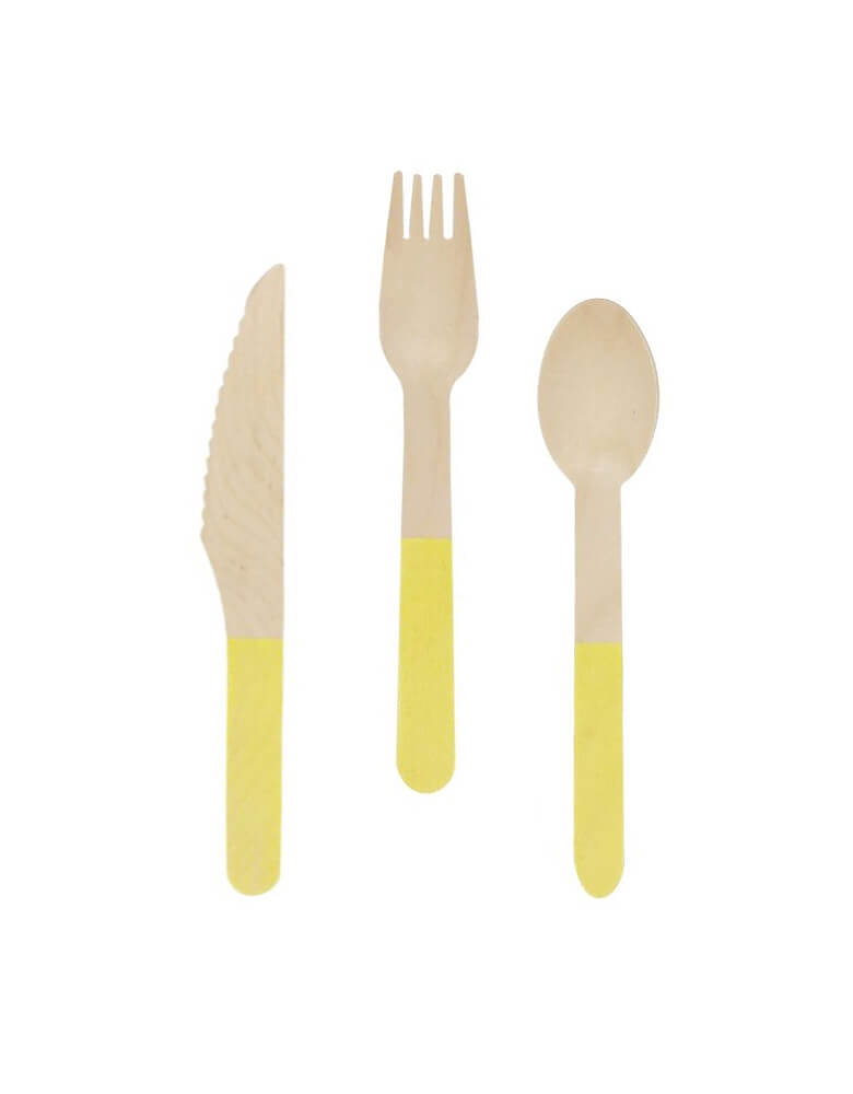 Yellow Wooden Cutlery Set. Pack of 24 in 3 utensils: 8 forks, 8 knives and 8 spoons. These wooden disposable utensils crafted in pale birch wood and decorated with light yellow dipped handles, perfect for any morden party and event.