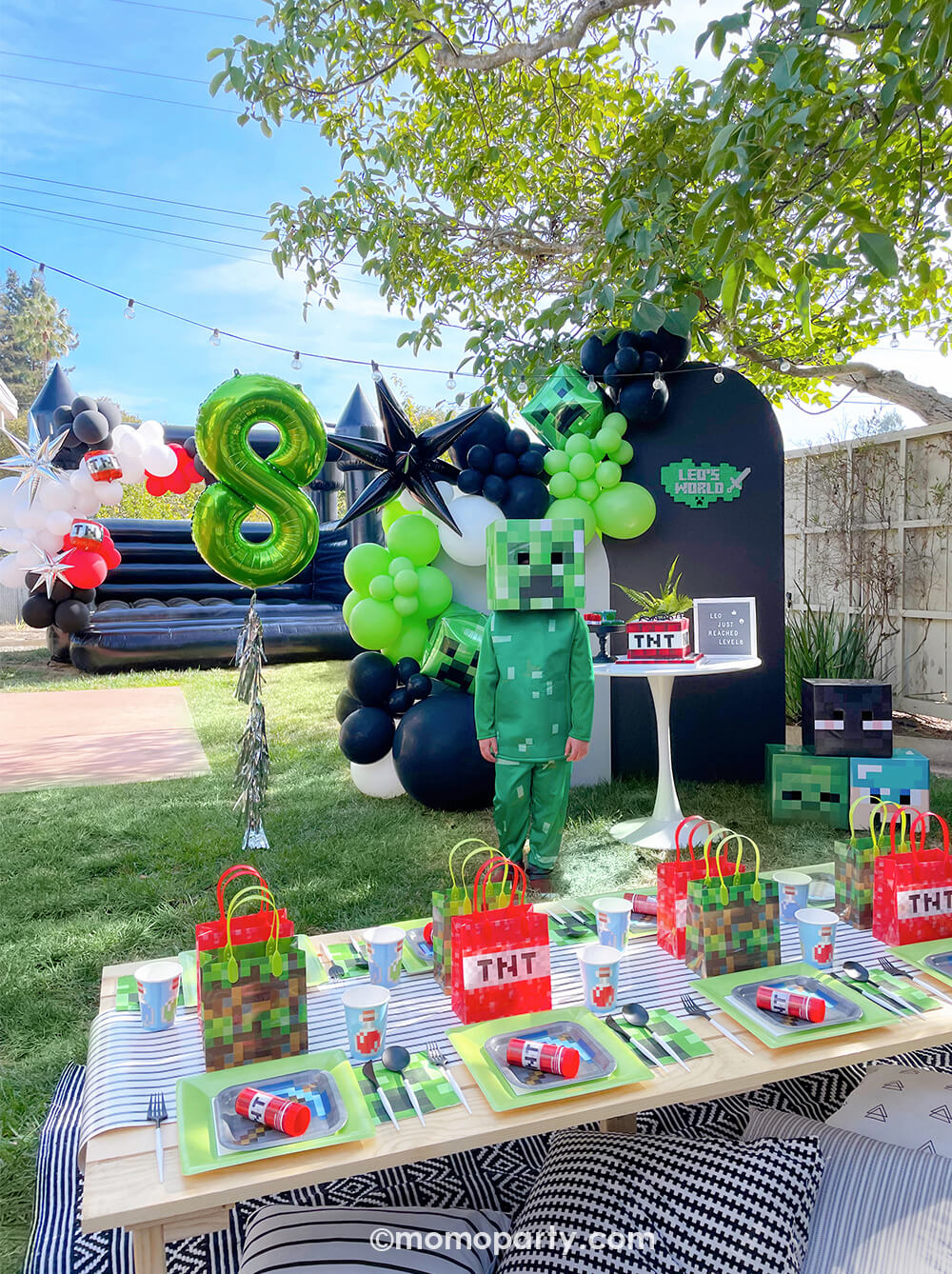 Minecraft themed Birthday Party Ideas by Momo Party. Party-set-up with birthday boy wearing creeper costume