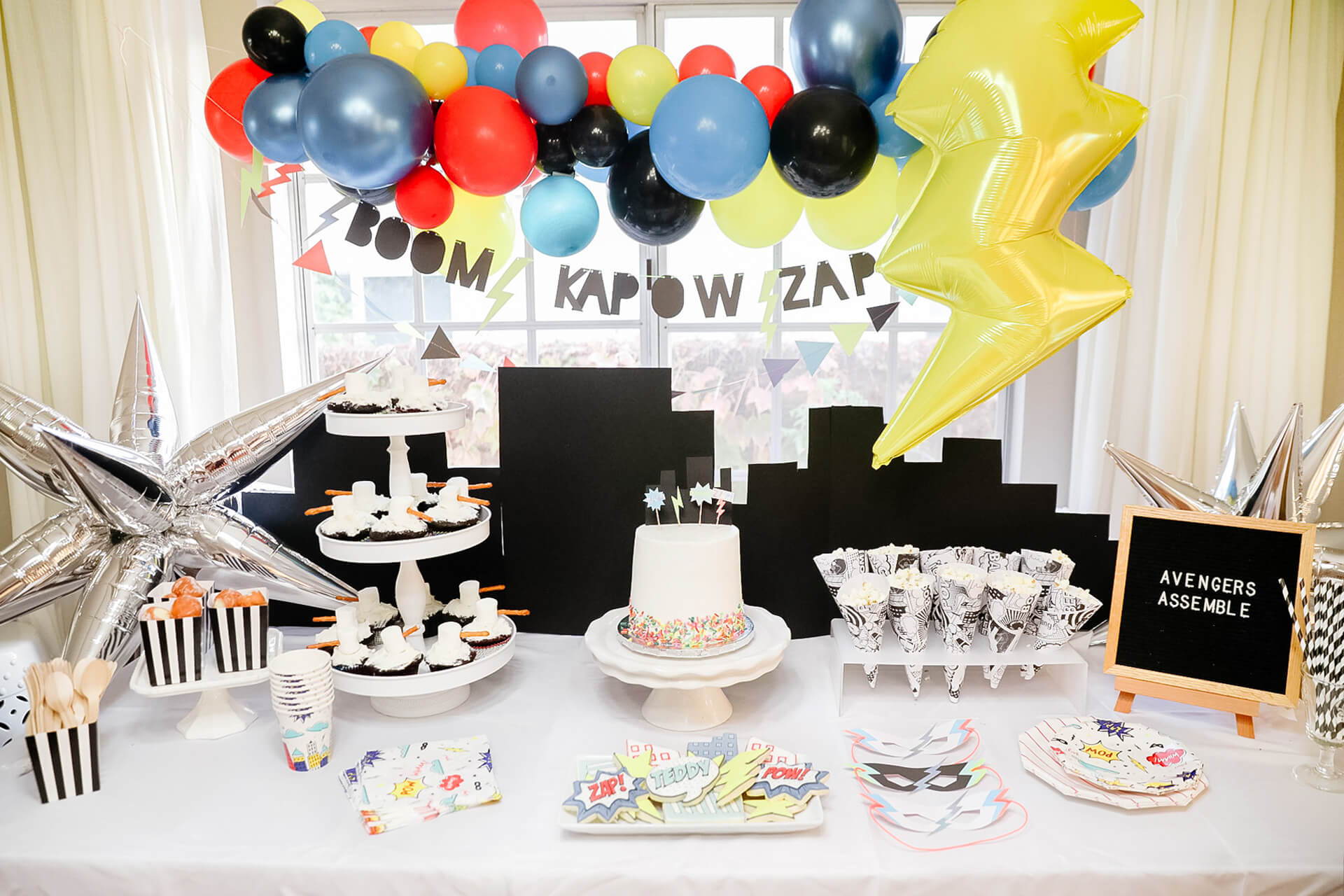Kids superhero themed birthday party ideas by Momo Party