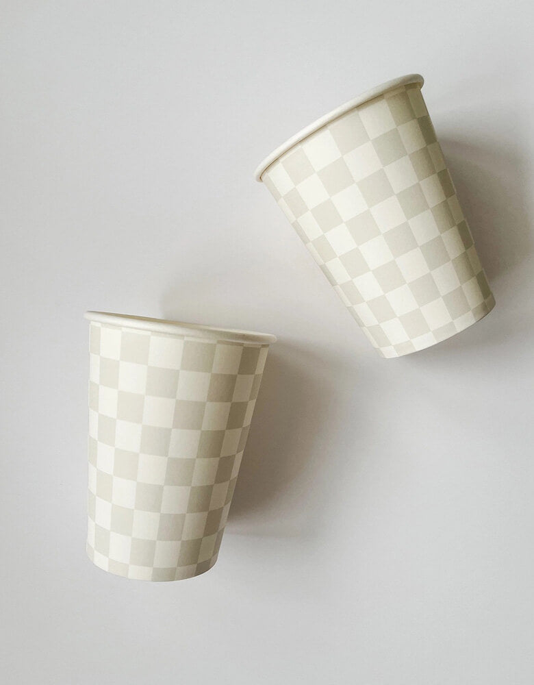 Momo Party's light gray checkered party cups with 9.5" oz capacity by Jose James. Comes in a set of 8 cups, these light gray and white checkered party cups are perfect for mixing and matching with your favorite party pieces or used as stand-alone items. They are perfect additions to boy's birthday parties, be it a train themed party, a race car themed party or a construction, airplane themed birthday bash.