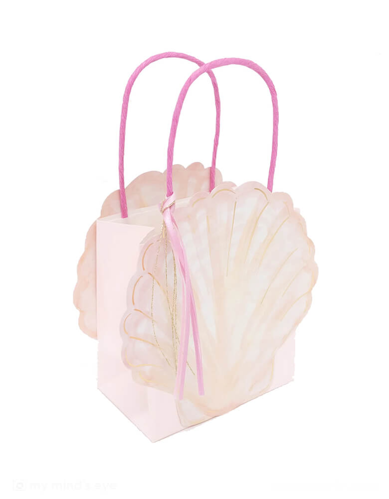 Momo Party's 6.5 x 6 x 3 inches pink mermaid party bags in a beautiful seashell design by Meri Meri. Comes in a set of 8 bags, they feature a beautiful shell design with shimmering foil, on the front and back of the bag. They are perfect for an under-the-sea or mermaid party.