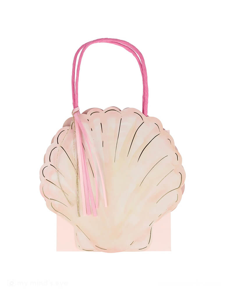 Momo Party's 6.5 x 6 x 3 inches pink mermaid party bags in a beautiful seashell design by Meri Meri. Comes in a set of 8 bags, they feature a beautiful shell design with shimmering foil, on the front and back of the bag. They are perfect for an under-the-sea or mermaid party.