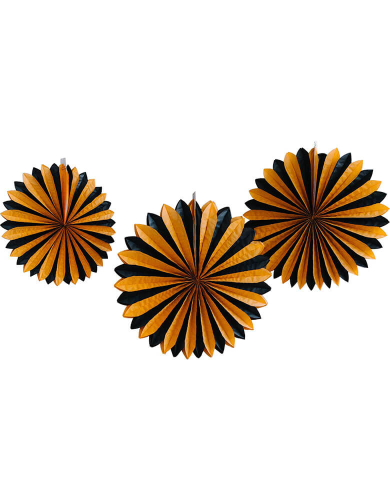 Momo Party's 20", 18" and 15" vintage Halloween black and orange oversized paper fans by My Mind's Eye. Featuring oversized black and orange oversized tissue fans, this tissue fan set is a perfect addition to your everyday Halloween decor or to decorate the goodies table at your next party.
