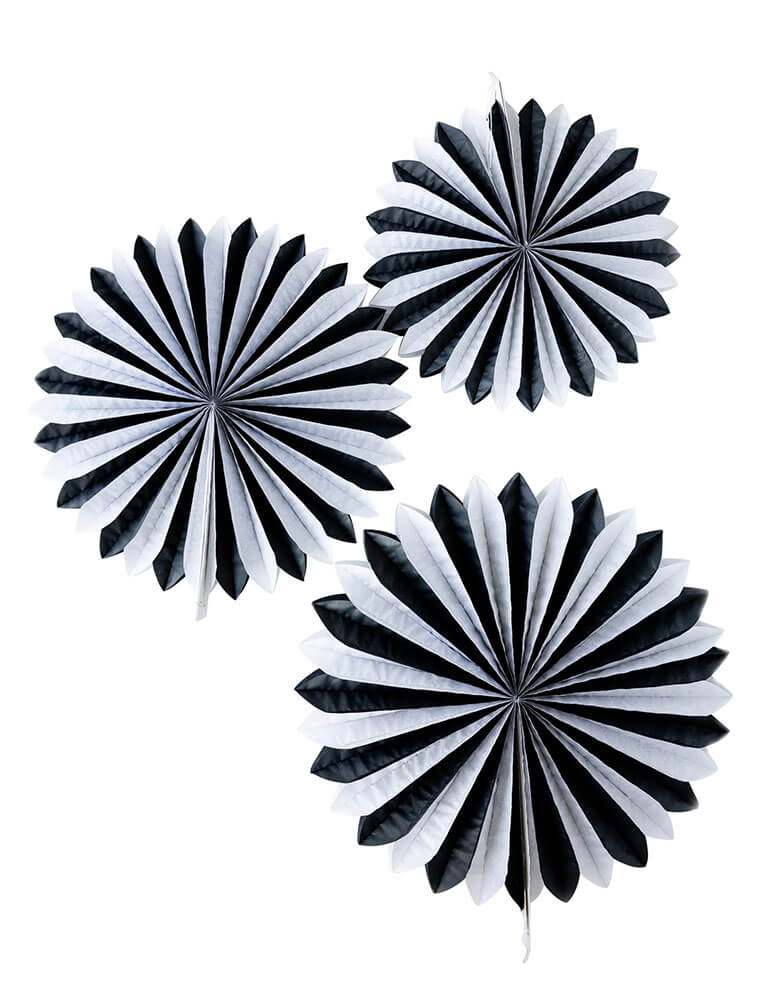 Momo Party's 20", 18" and 15" vintage Halloween black and white oversized paper fans by My Mind's Eye. Featuring oversized black and white oversized tissue fans, this tissue fan set is a perfect addition to your everyday Halloween decor or to decorate the goodies table at your next party.