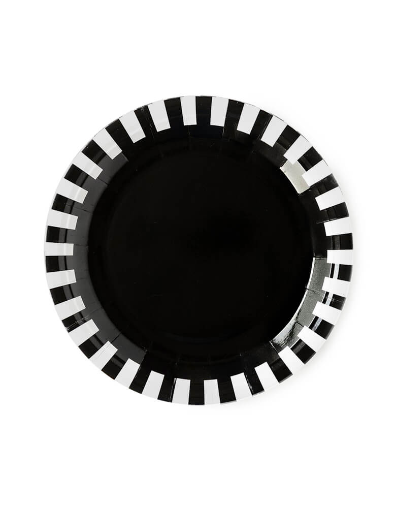 My Minds Eye - Black & White 9 inch Large Plates. Get ready to party by setting the table for your celebration with these 9" black and white paper plates. These party plates have a simple, yet classic design that will fit into any graduation party that you are planning. Whether it is a color coordinated bash full of your grad's school colors, or an upscale color neutral soiree, these plates will blend effortlessly into your tabletop decor! 