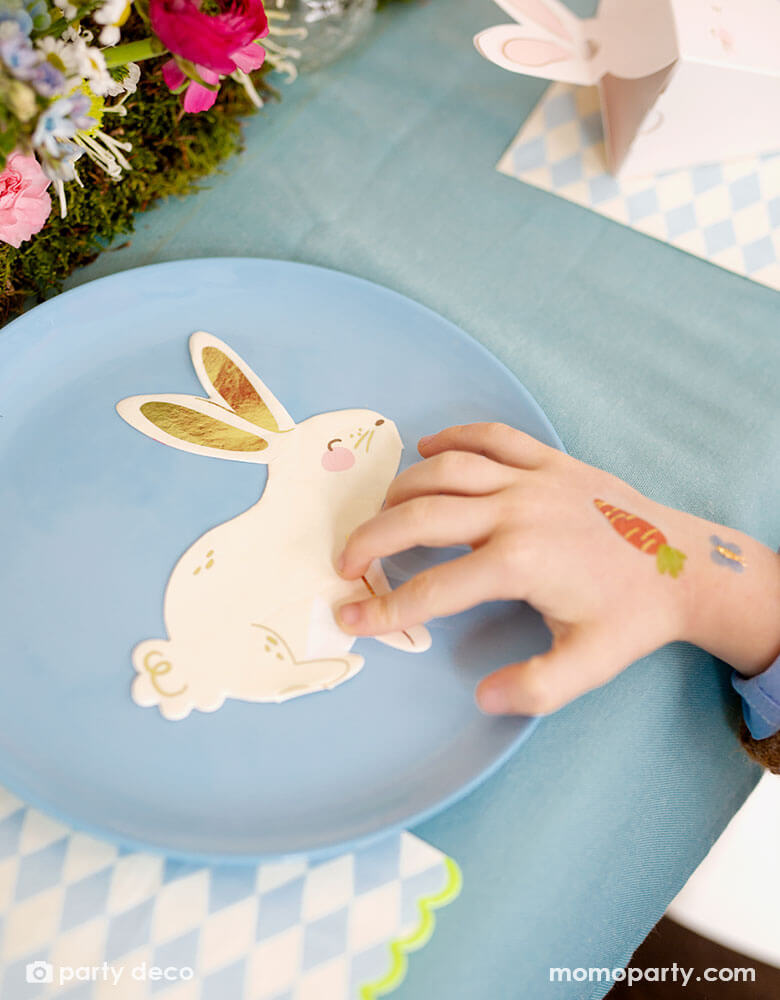 Momo Party's 5 x 6.3" bunny shaped napkins by Party Deco, come in a set of 20, these napkins with gold foil accent are prefect for your Easter brunch table.