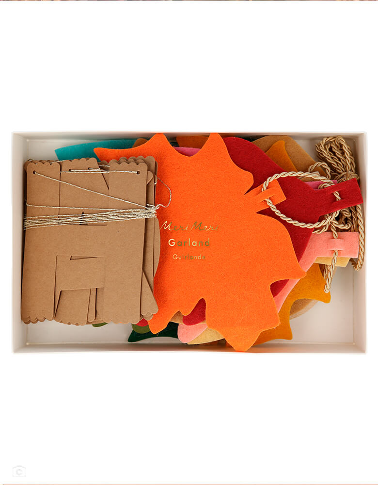 Meri Meri 217036 Felt Leaves Thanksgiving Garland in a eco-friendly package. Featuring different shape of leaves in rainbow color, with "Happy Thanksgiving" words in a brown color. Perfect fall decoration for a thanksgiving party or home decoration