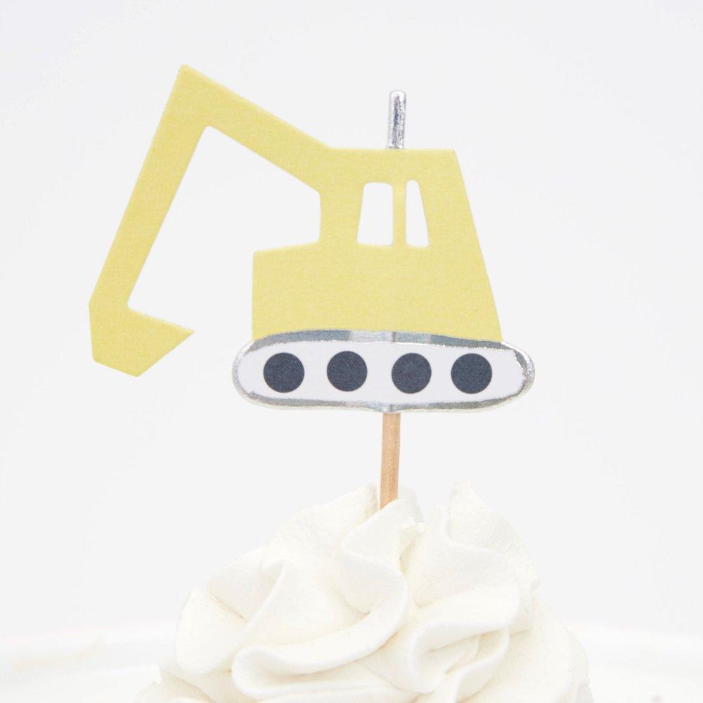 Cupcakes with yellow Excavator cupcake topper from Meri Meri Construction Cupcake kit.