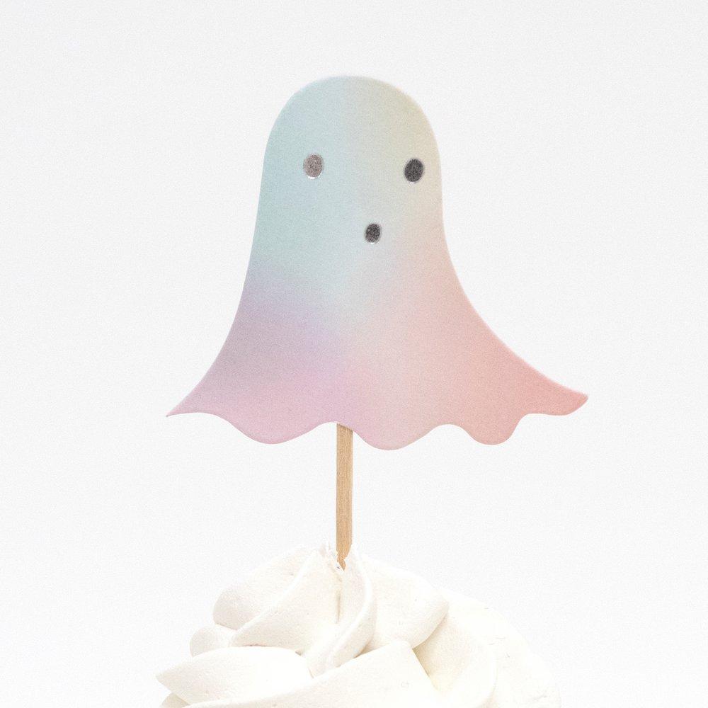Cupcakes decorated with ghosts topper of Meri meri Pastel Halloween Cupcake. With pastel gradient color and silver details in a ghost shape, This cupcake kit is perfect to create the most amazing Halloween treats.