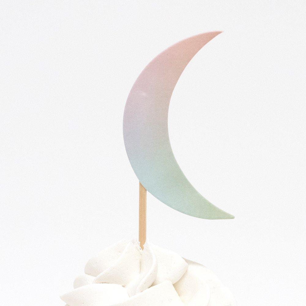 Cupcakes decorated with Moon topper of Meri meri Pastel Halloween Cupcake. With pastel gradient color in a half moon shape, This cupcake kit is perfect to create the most amazing Halloween treats.