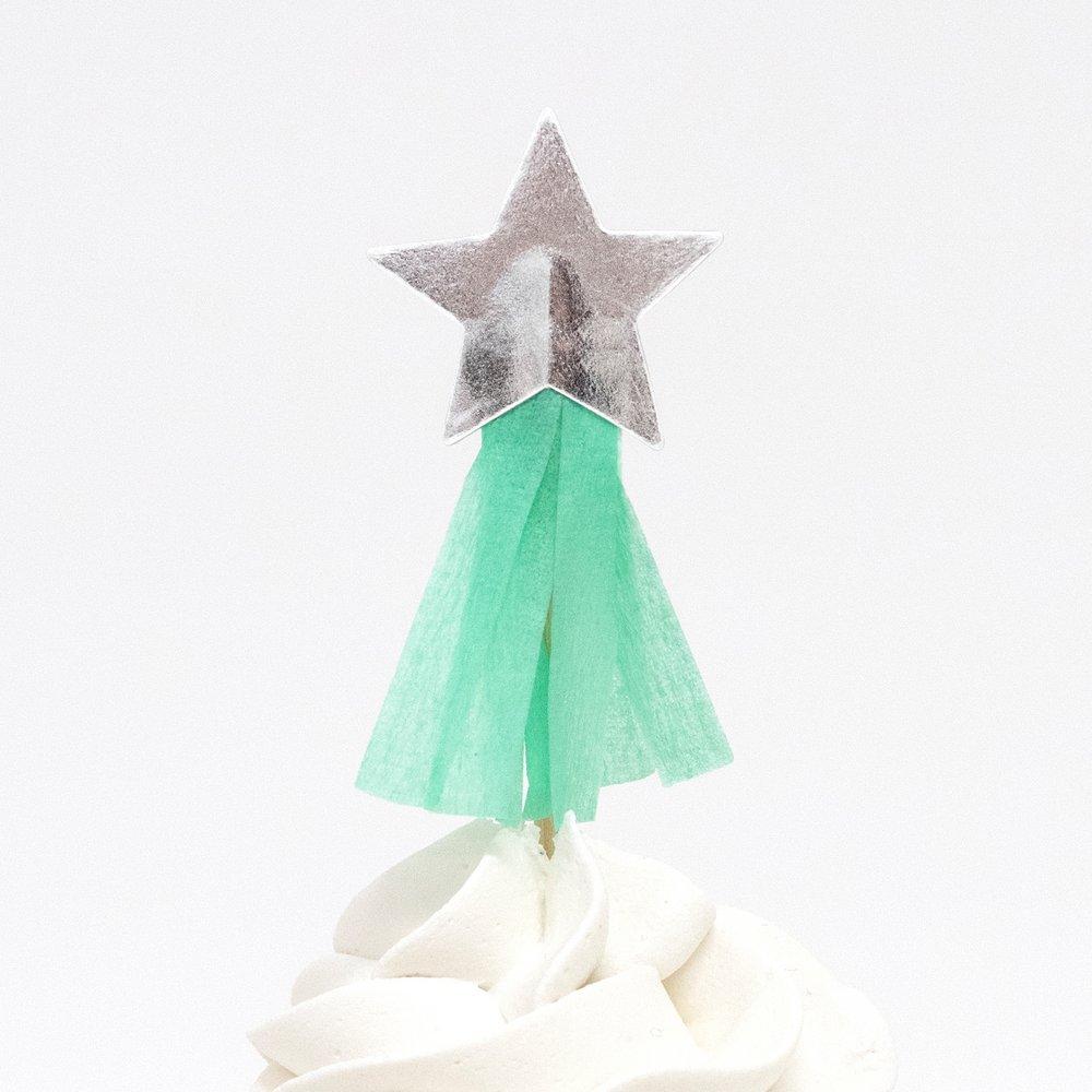 Cupcakes decorated with Shooting star topper of Meri meri Pastel Halloween Cupcake. The toppers are crafted from crepe paper and silver details in a star shape, This cupcake kit is perfect to create the most amazing Halloween treats.