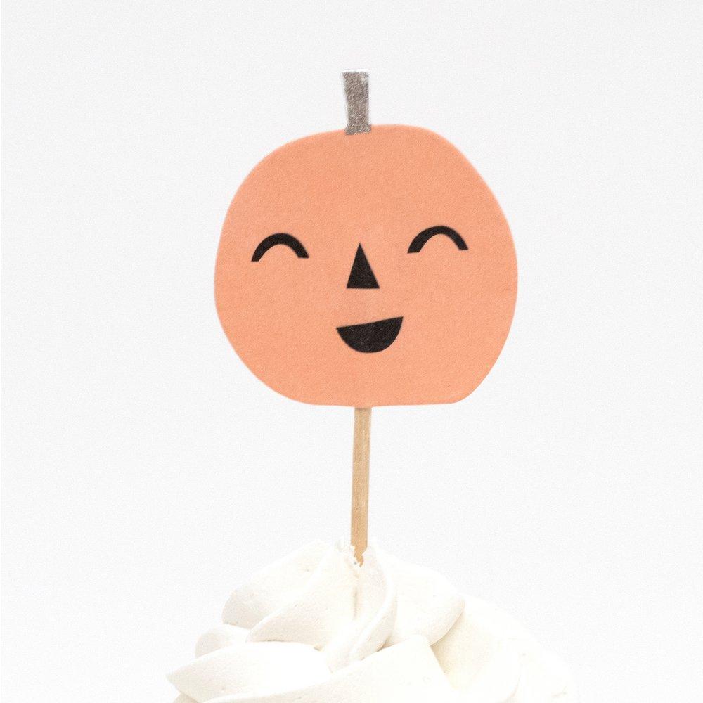 Cupcakes decorated with Pumpkin topper of Meri meri Pastel Halloween Cupcake. With pastel coral color and silver details in a happy pumpkin shape, This cupcake kit is perfect to create the most amazing Halloween treats.