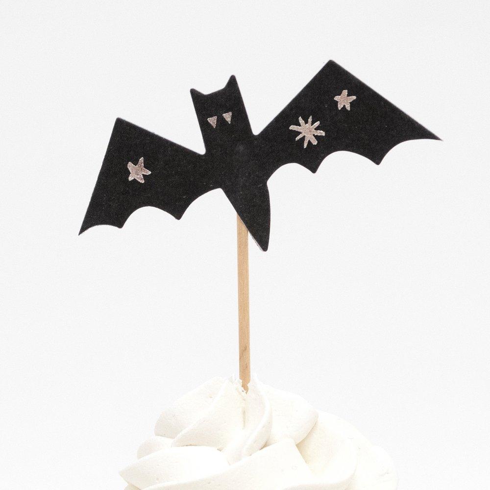 Cupcakes decorated with Bat topper of Meri meri Pastel Halloween Cupcake. With opening wing Bat shape in black and silver foil details, This cupcake kit is perfect to create the most amazing Halloween treats.
