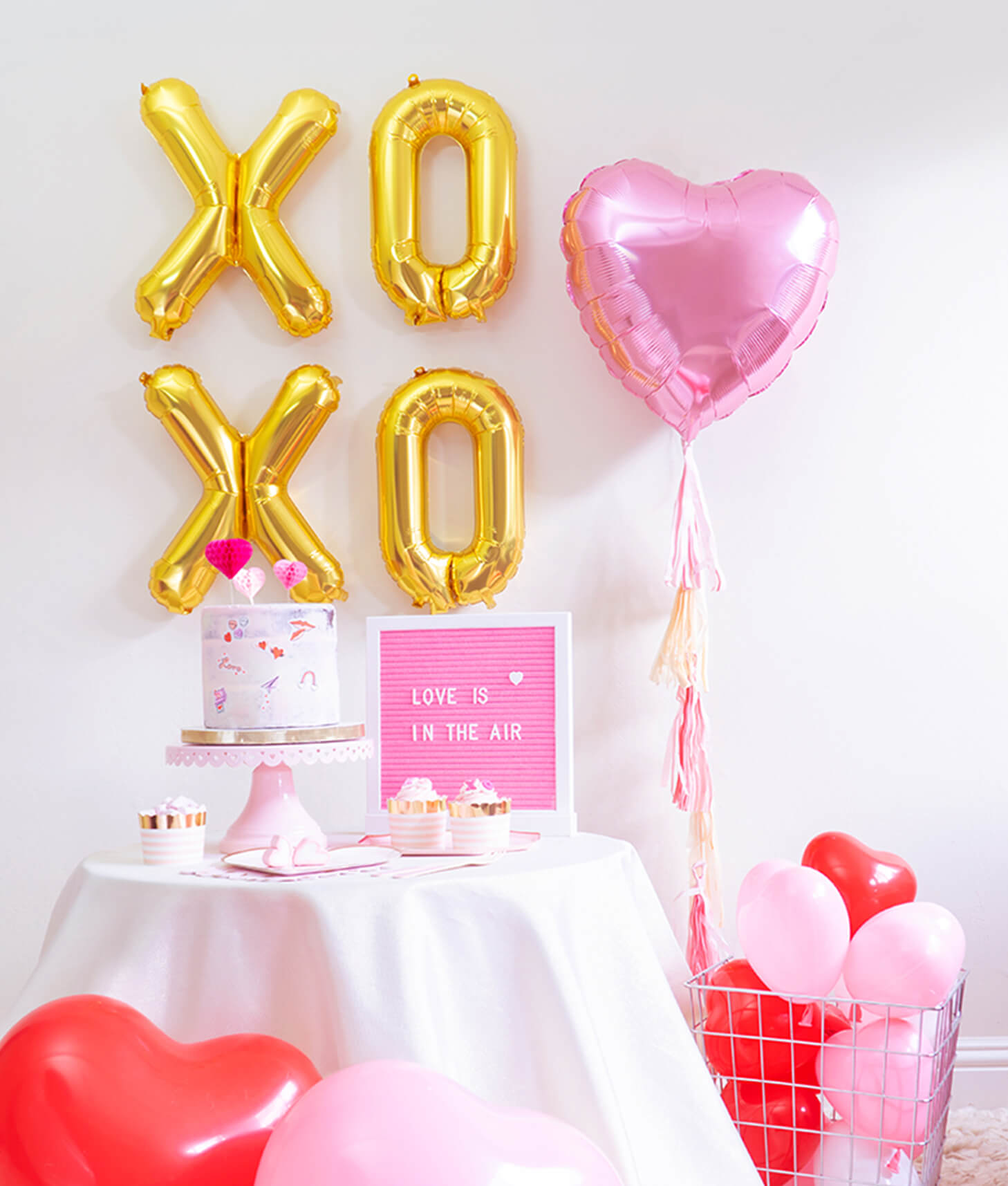 Momo party Valentine's Day Mini Kit with Xoxo foil balloons,Pink Heart Foil balloon, Heart Shaped Latex balloons, Meri meri Blushing Heart plates, Pale pink side plates for Valentine's Day and Galentine's Day celebration