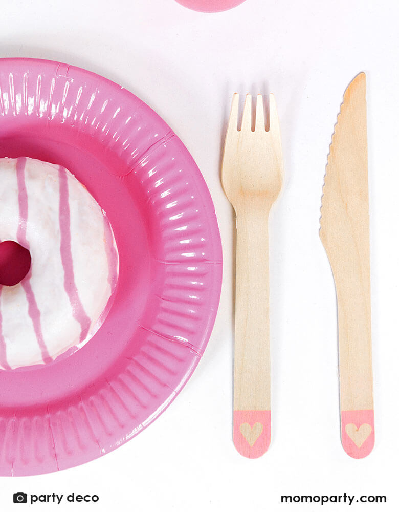 Momo Party's 6.5 inches pink wooden cutlery featuring an adorable heart design is perfect for your sweet celebration. Be it a Valentine's Day celebration, a princess themed birthday party, or a wedding, they are simply perfect for your party table.